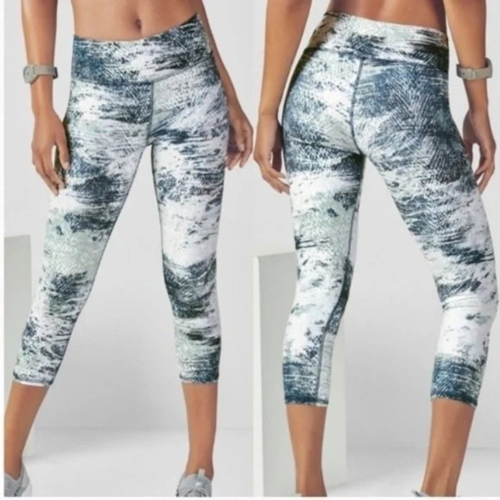 Fabletics Womens Salar Capri Leggings Cropped Fossil Green Print size XXS 0 2